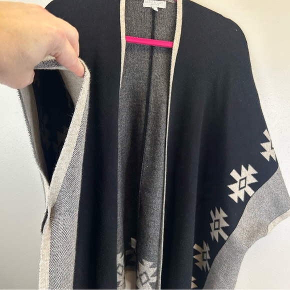 Warm & Cozy L Elegant Black Gray Women's Poncho Geometric Design Southwestern - Picture 9 of 12